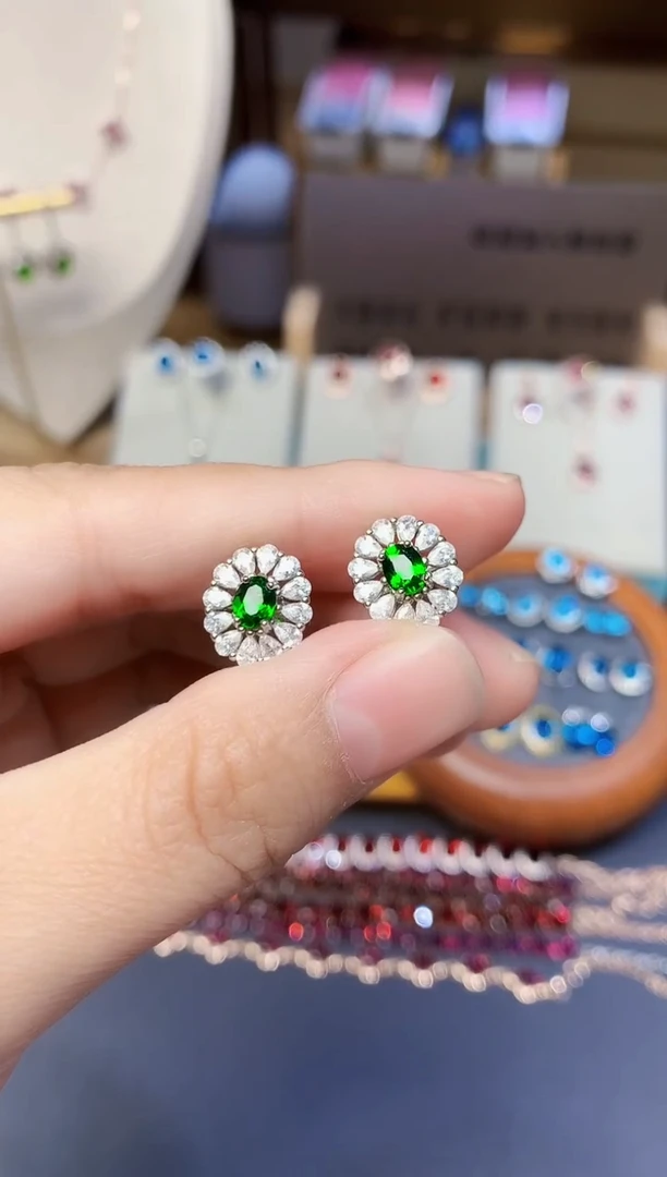 银S925镶嵌透辉石耳钉天然