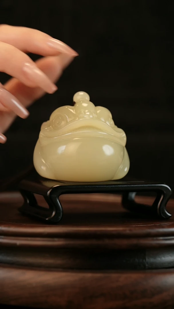 云南石竹叶青雕刻：金蟾