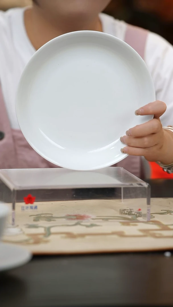 2个微瑕白胎8英寸深呙盘（无底款）