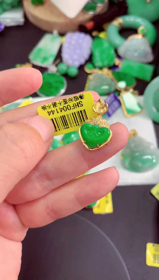 颈饰18K金镶嵌翡翠挂件