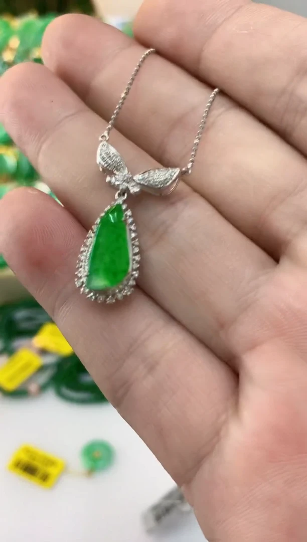 翡翠18K金镶嵌颈饰挂件