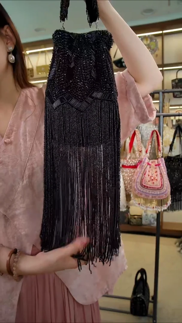 织绣百格汇手工串珠包