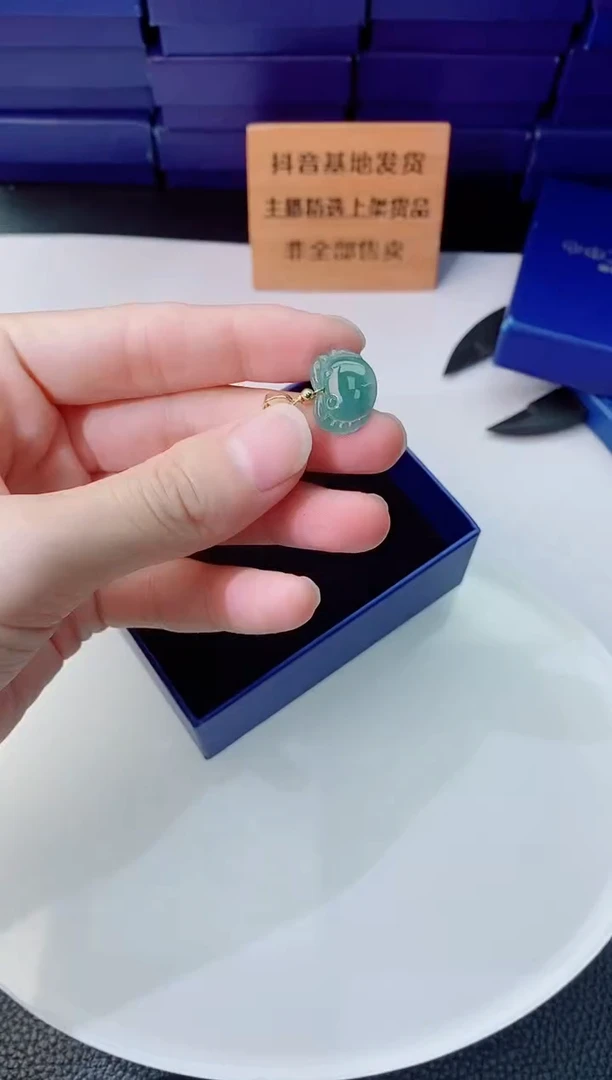 颈饰未镶嵌翡翠   `