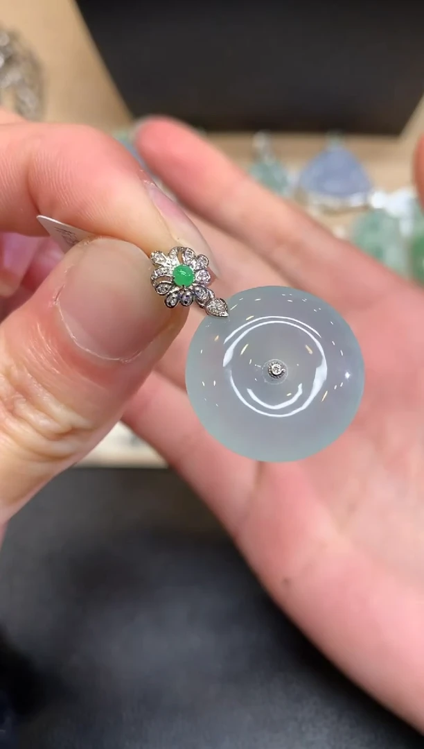 【闪购商品】翡翠颈饰18K金镶嵌平安扣【无服务费】