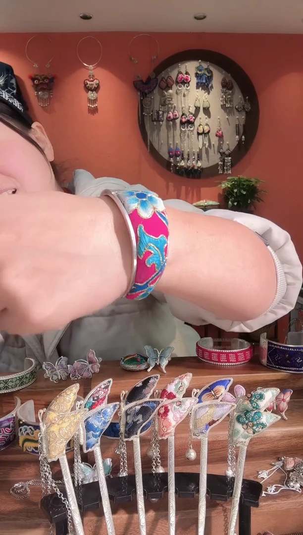 织绣手工刺绣苗绣饰品100