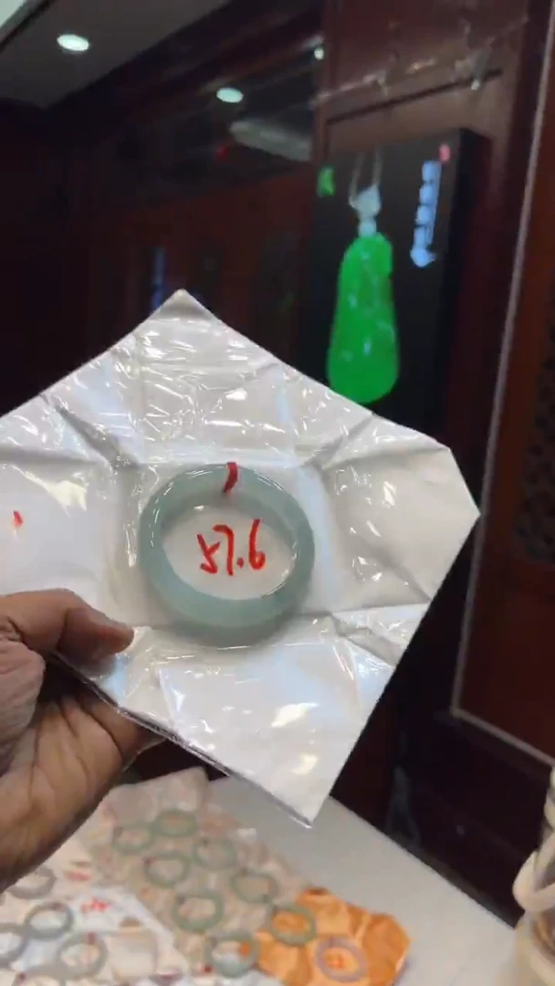 未镶嵌手镯翡翠手镯