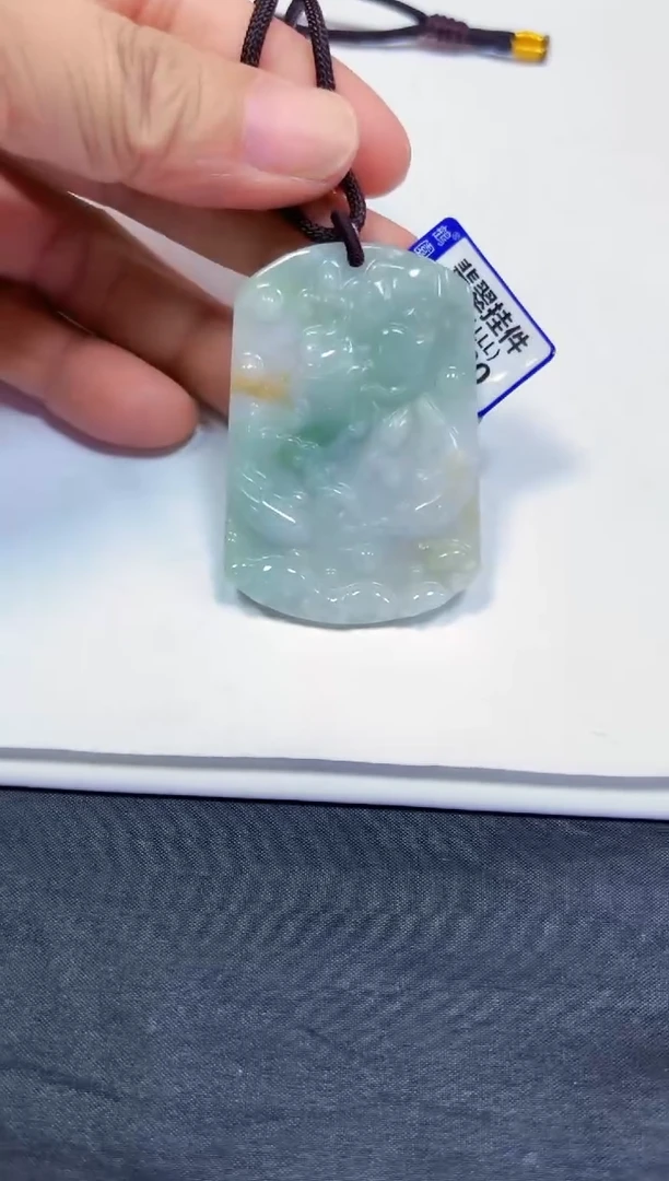 颈饰未镶嵌翡翠挂件连年有余