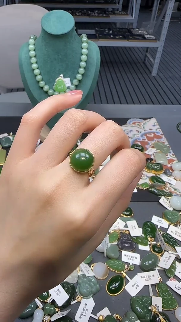 18K金镶嵌戒指和田玉1