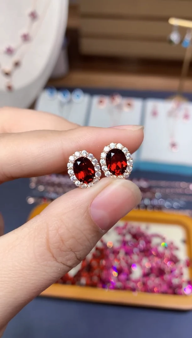 银S925镶嵌耳钉石榴石天然