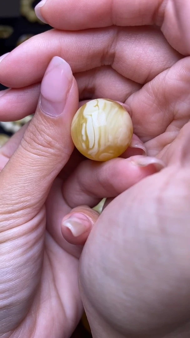 未镶嵌琥珀裸石葵. 76