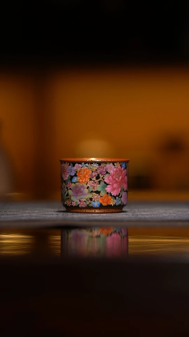 瓷片问*号宝蕴阁 黑地万花直筒杯