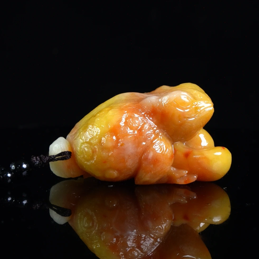 Lot.5.南部田黄金蟾抱财手把件120克6.7x4x3.7cm