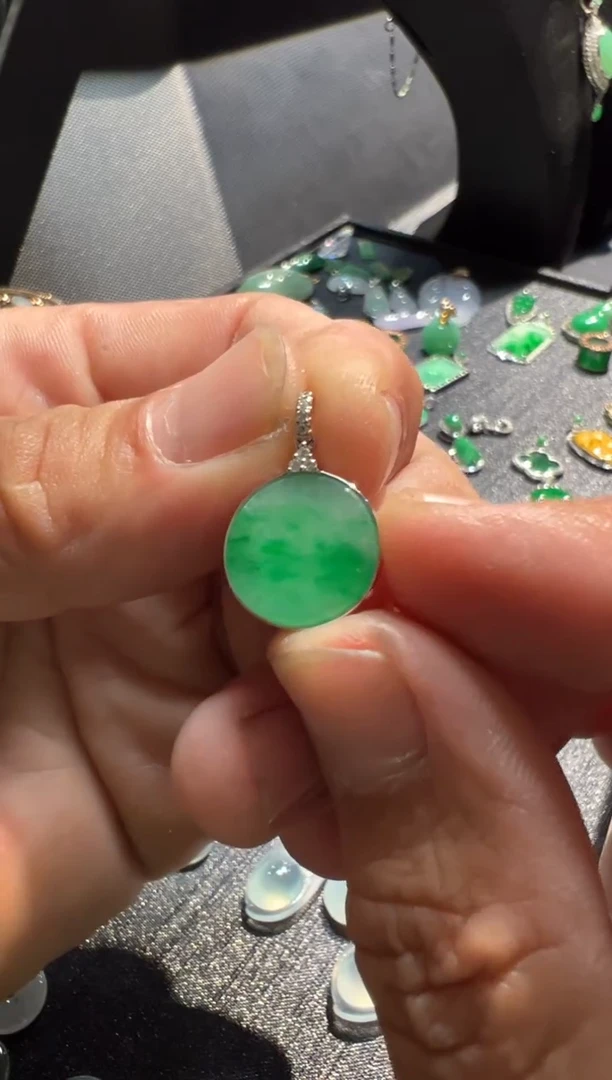 颈饰9K金镶嵌翡翠翡翠无事牌。