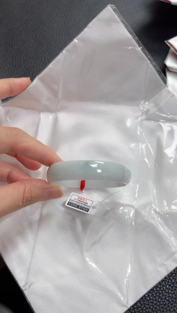 翡翠手镯未镶嵌圈口52.7