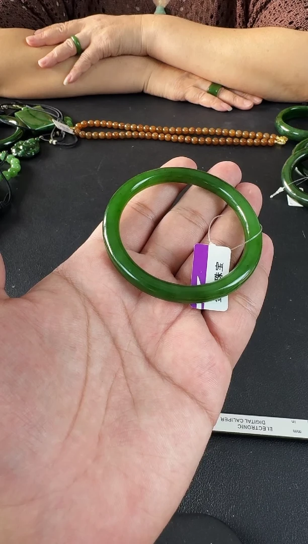 颈饰未镶嵌和田玉（碧玉）手镯约56.6MM