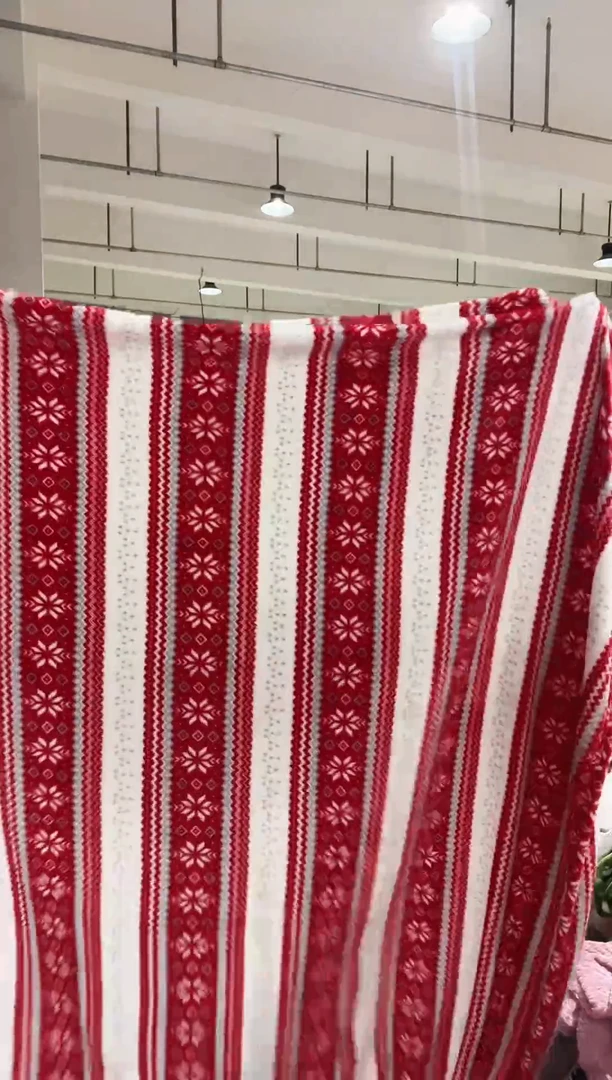 混纺主播手上展示的产品