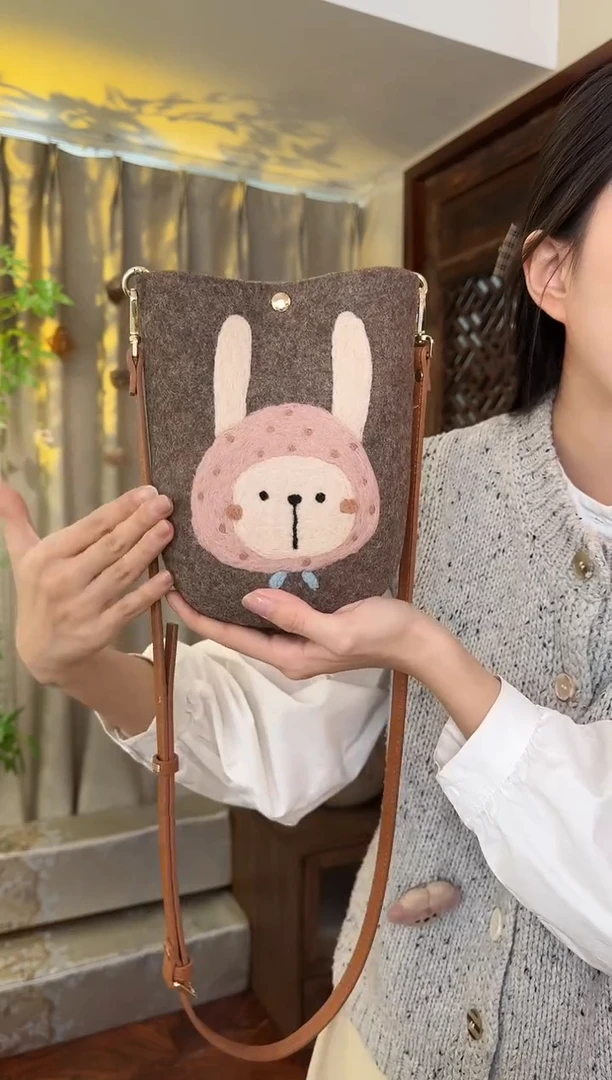 羊毛非遗纯手工包  手机包兔子