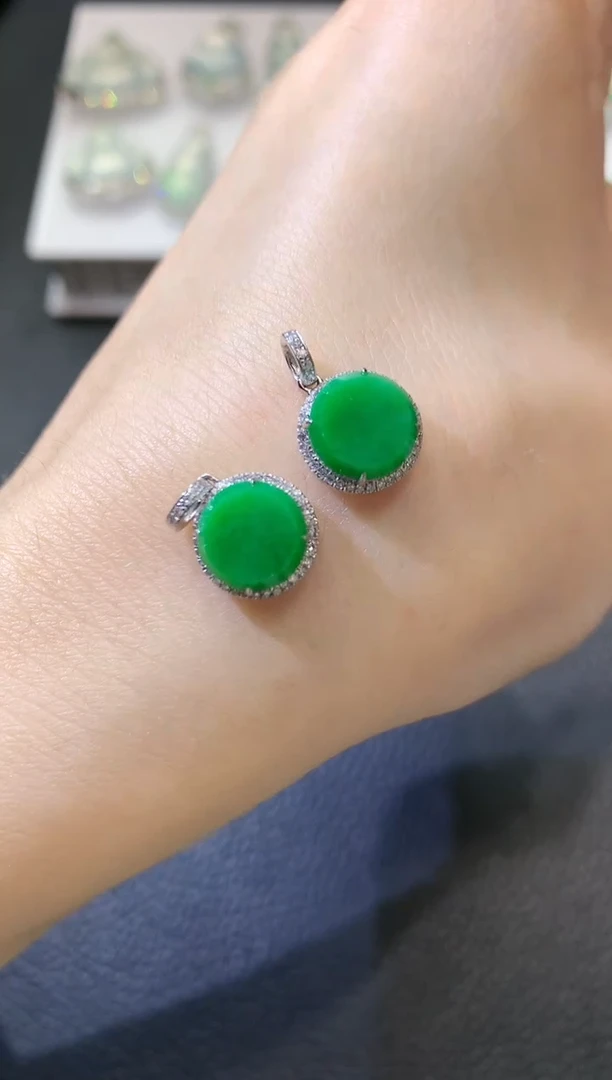 【闪购商品】翡翠吊坠(不含链)18K金镶嵌C9 多样性发货一件