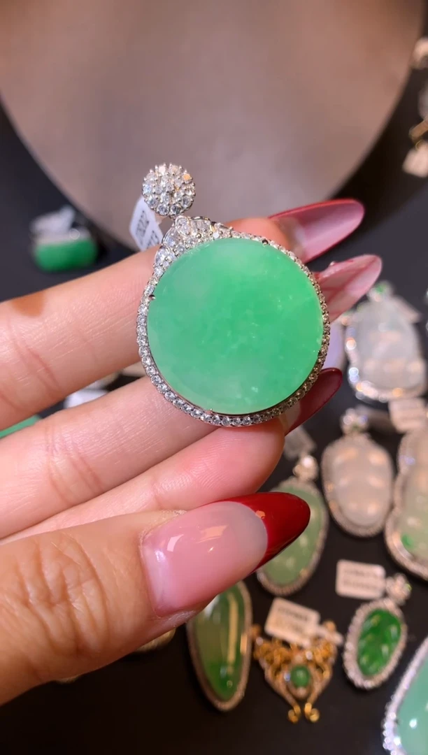 【闪购商品】翡翠吊坠(不含链)18K金镶嵌吊坠