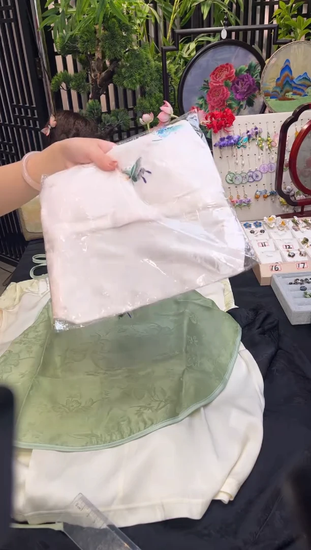 织绣꧁***꧂粉色带胸垫兜兜