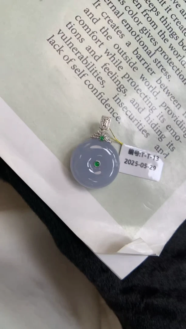 翡翠18K金镶嵌颈饰平安扣