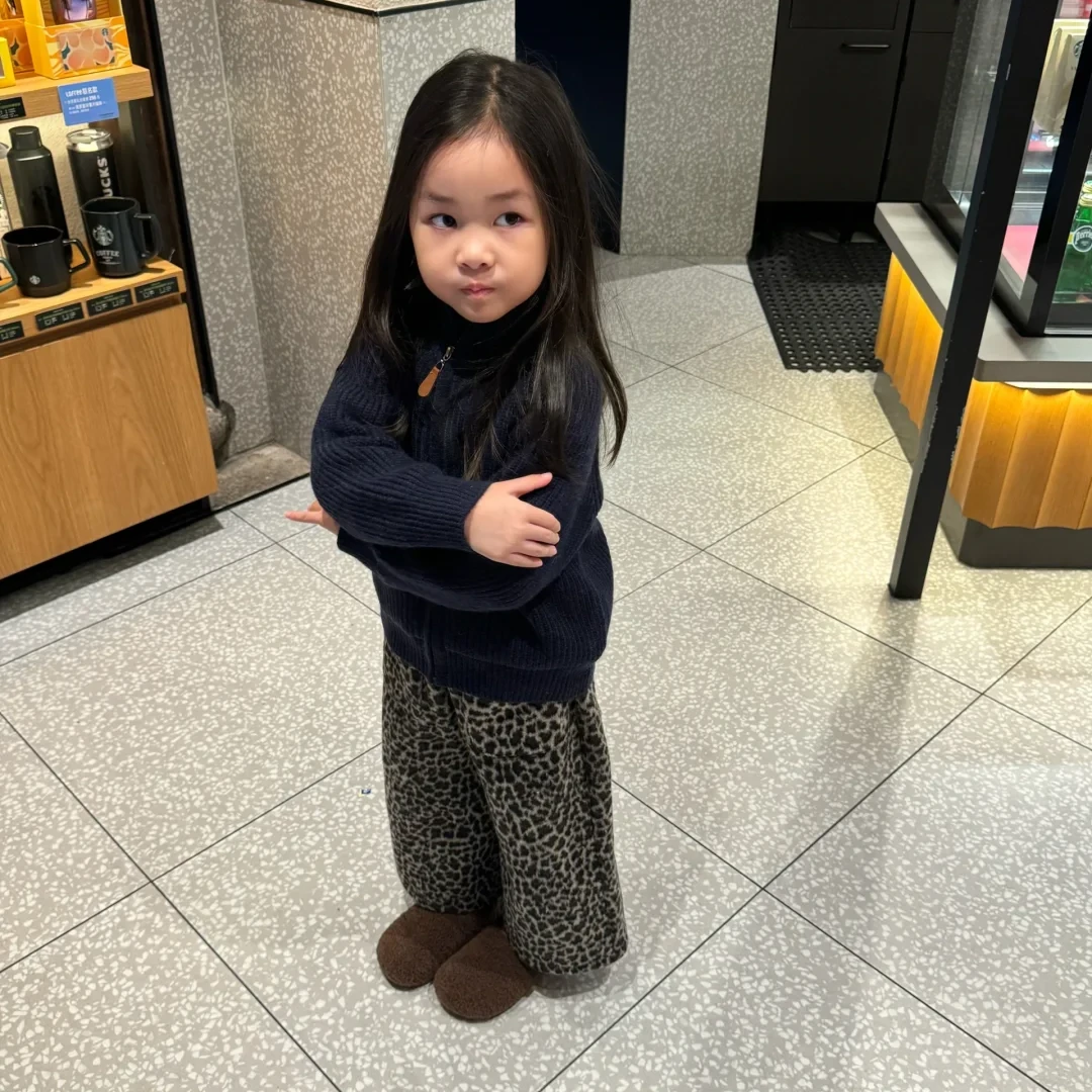 壹妈童装女童韩版秋冬款休闲风蓝色时髦针织开衫外套洋气豹纹长裤