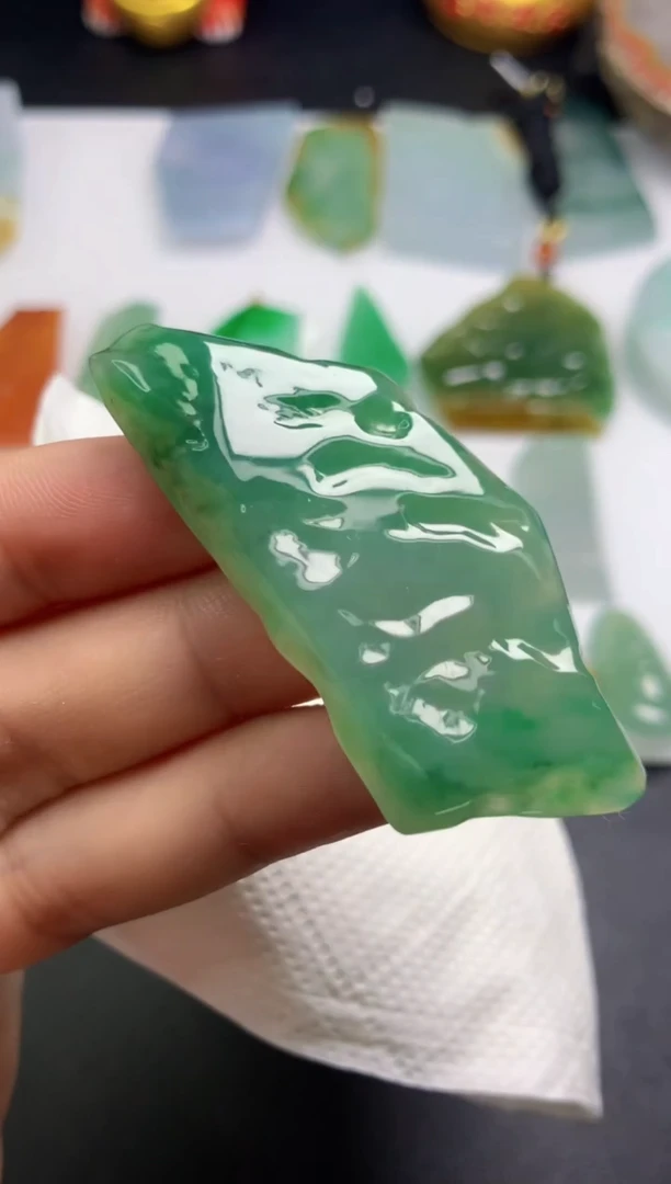 颈饰未镶嵌翡翠