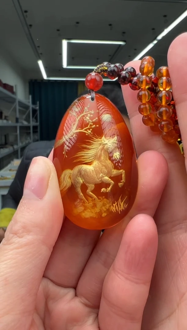 琥珀颈饰未镶嵌马