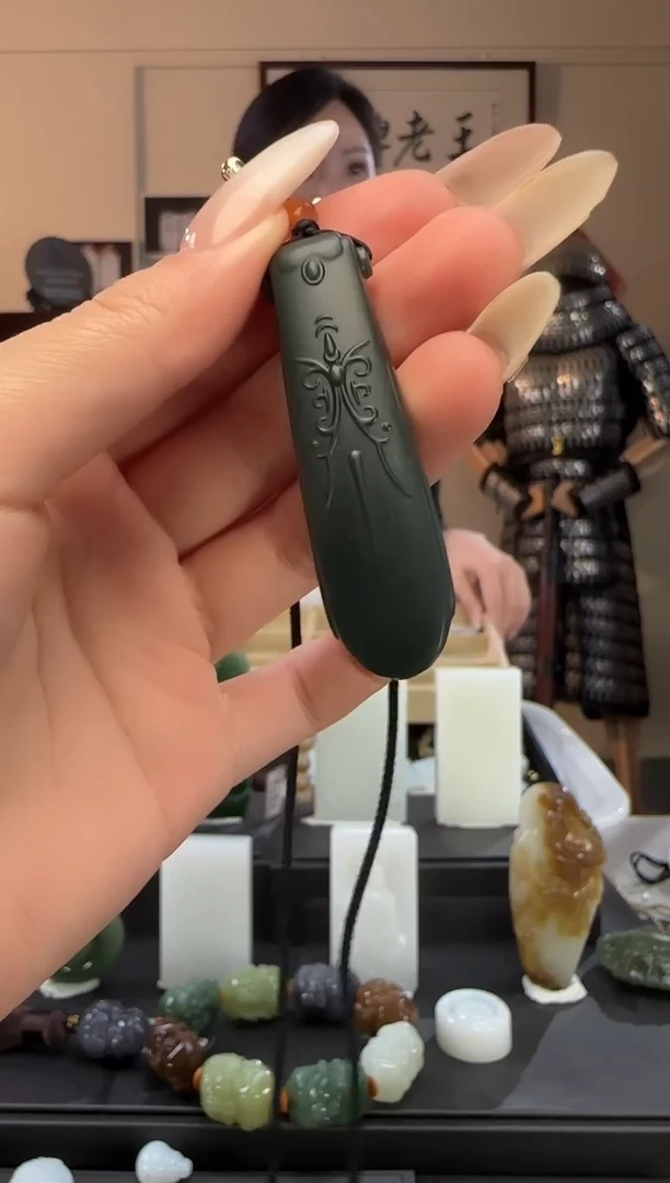 颈饰未镶嵌和田玉沙枣青一鸣惊人吊坠