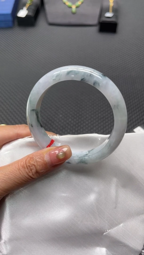 翡翠手镯未镶嵌多样性发1件 圈口约55mm 07