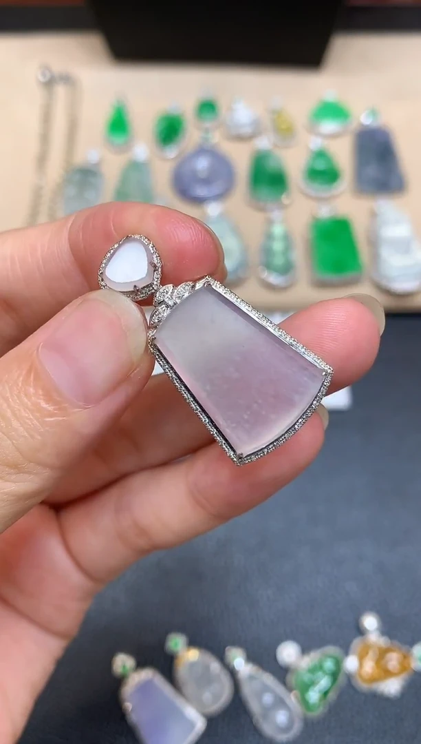 颈饰18K金镶嵌翡翠无事牌【无服务费