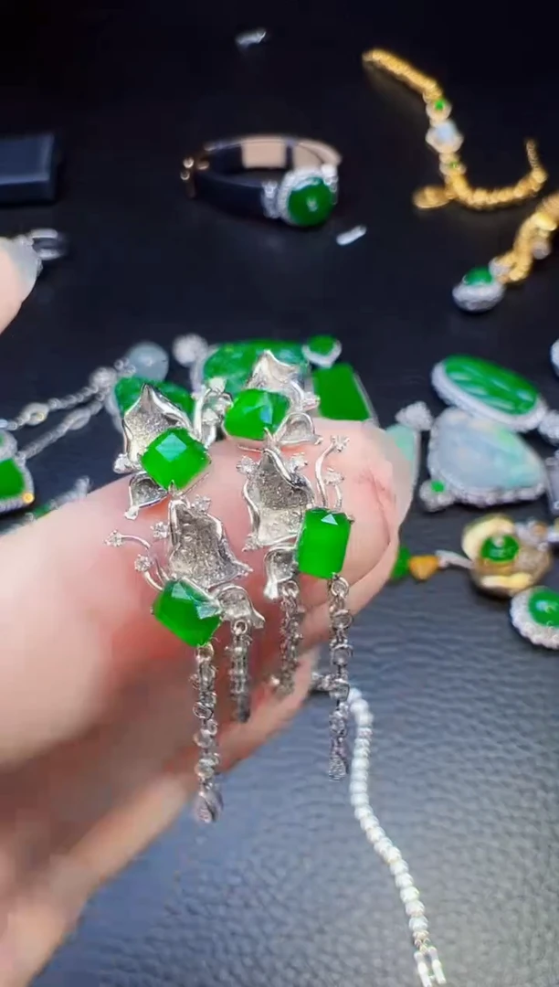 18K金镶嵌翡翠耳饰茶*花翡翠