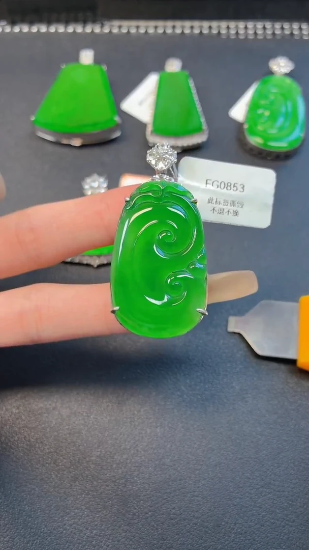 颈饰银S925镶嵌翡翠吊坠