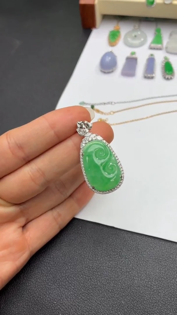 颈饰18K金镶嵌翡翠天然翡翠A货