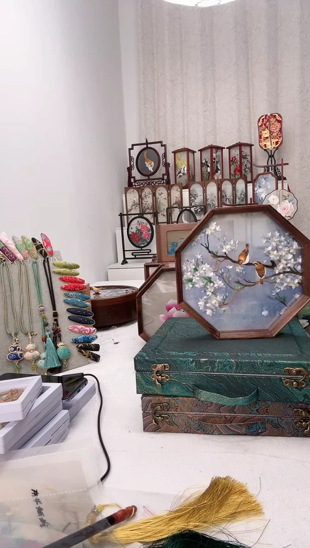 扇子苏绣作品手工摆台