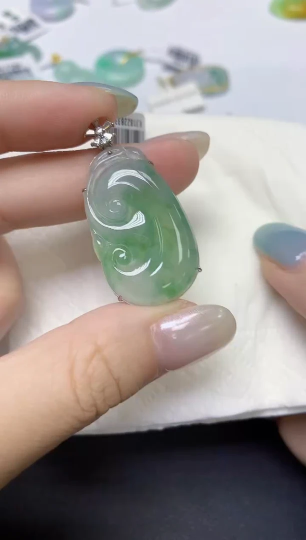 翡翠18K金镶嵌颈饰天然缅甸翡翠A货