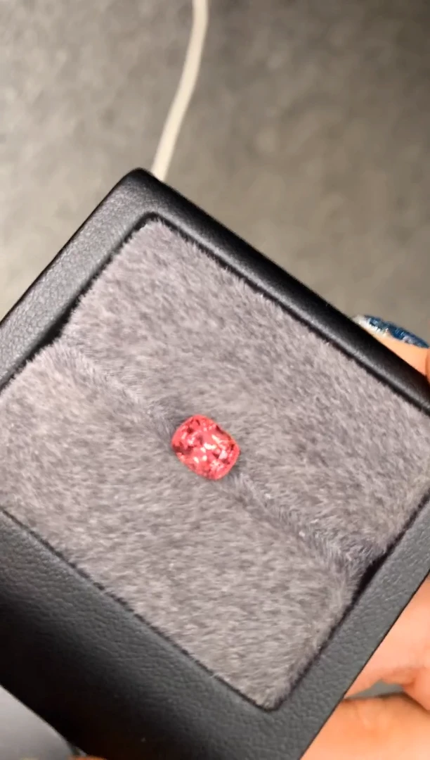 未镶嵌裸石定制尖晶石枕型 粉橙色调 1.68ct