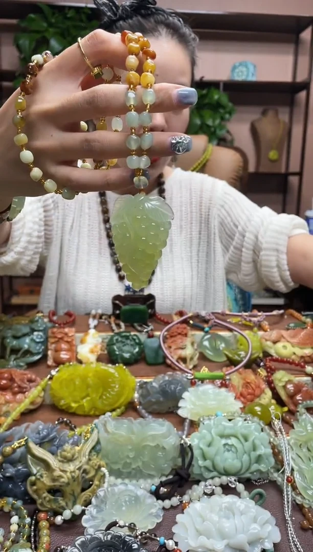 未镶嵌岫玉颈饰·