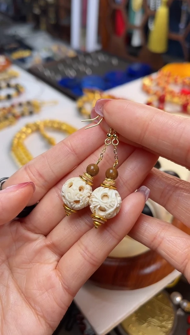 【闪购商品】白色鬼工球珐琅耳钩