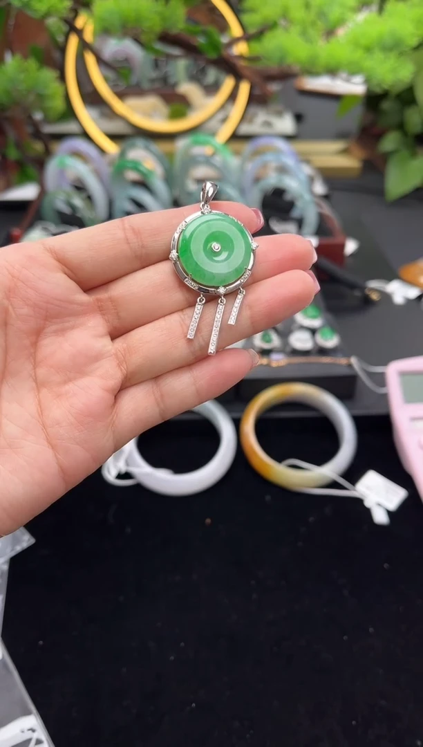 颈饰18K金镶嵌翡翠吊坠