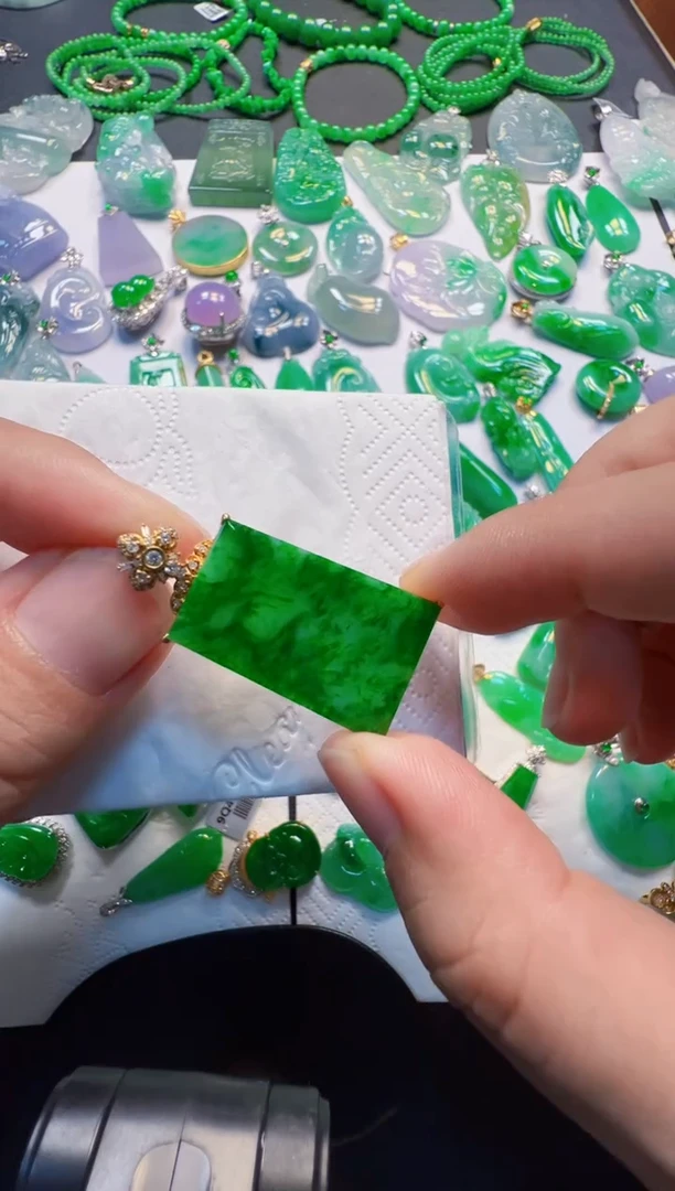 吊坠(不含链)18K金镶嵌翡翠6800