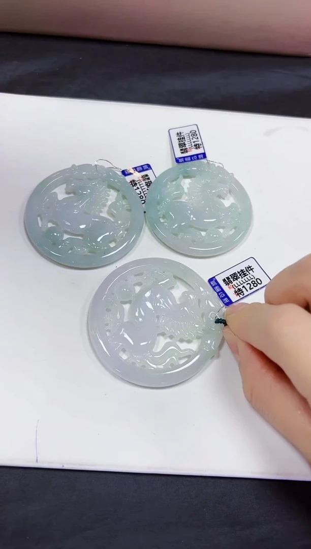 翡翠未镶嵌颈饰多样性发其一