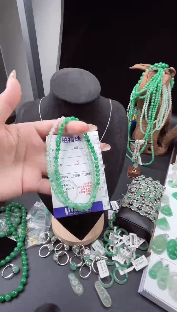 吊坠(赠链)未镶嵌石英质玉（非洲翠）30.120手串