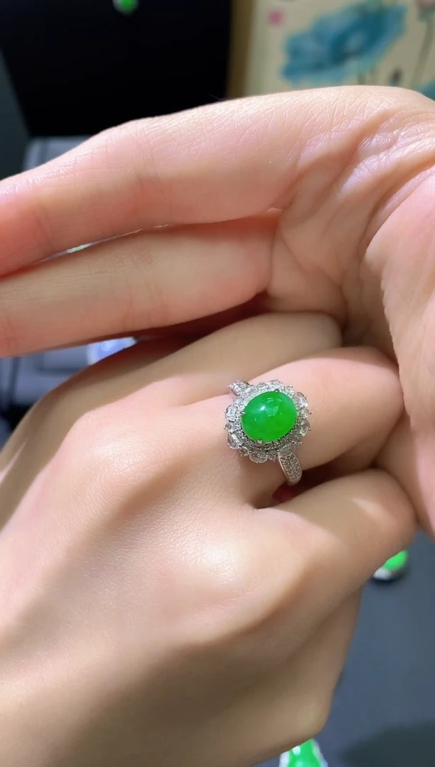 18K金镶嵌戒指翡翠蛋面