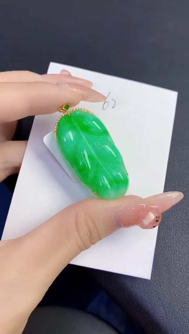 颈饰18K金镶嵌翡翠缅甸天然翡翠A货