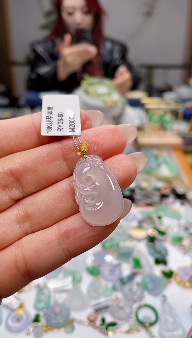 颈饰18K金镶嵌翡翠如意