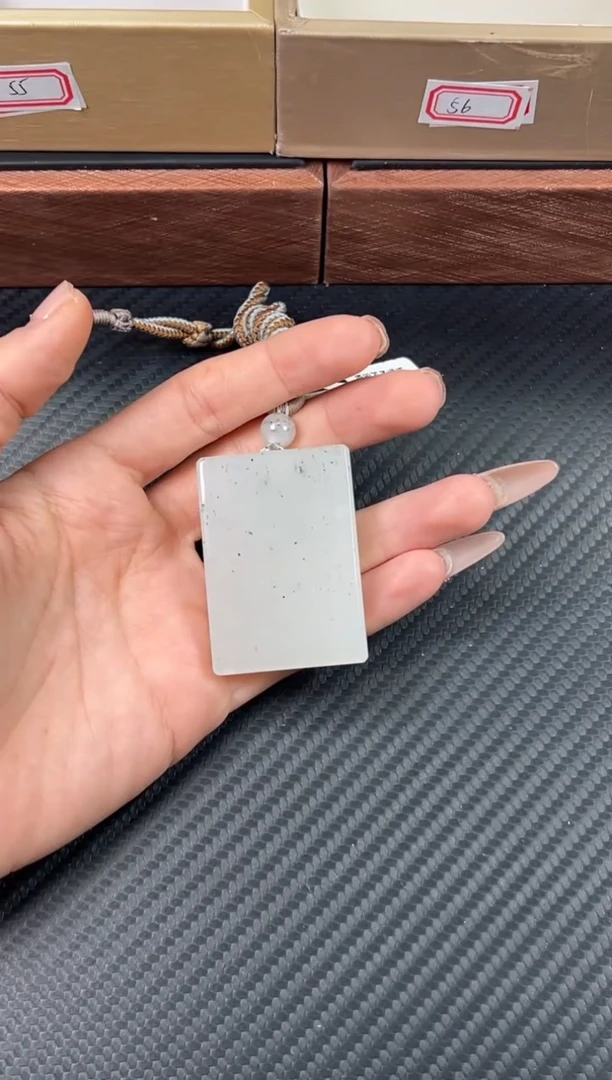 吊坠(赠链)未镶嵌和田玉黑山微色差吊坠M