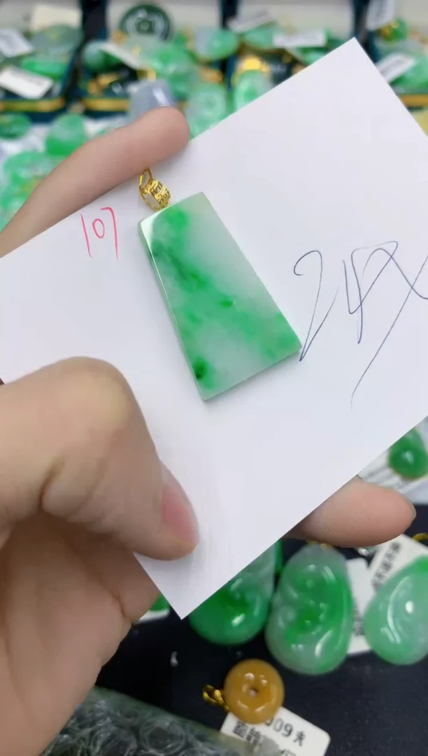 翡翠18K金镶嵌颈饰11111111111