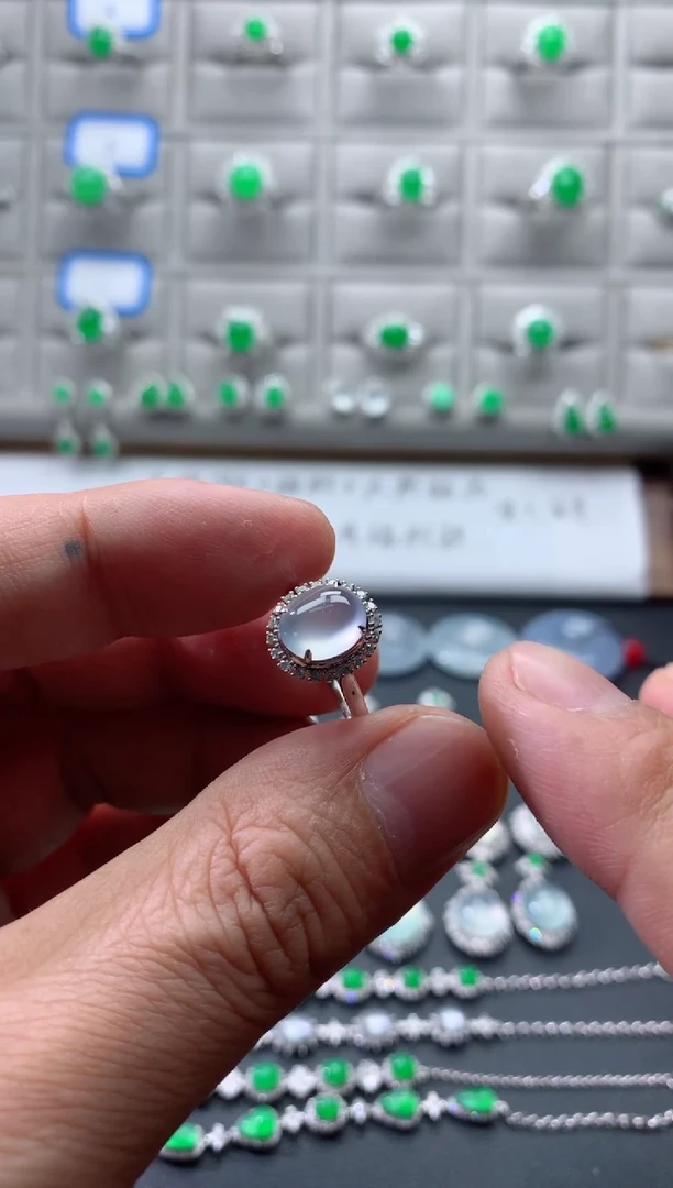 18K金镶嵌戒指翡翠18K翡翠伴钻