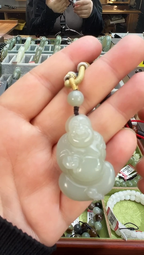 吊坠(赠链)未镶嵌和田玉且末料青白玉吊坠